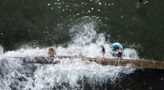 호주 남동부 기록적 폭염 끝, 시드니·빅토리아 기온 하강 Swimmers cool off in Oak Park rock pool in Sydney on a scorching summer's day (Janie Barrett)_9news