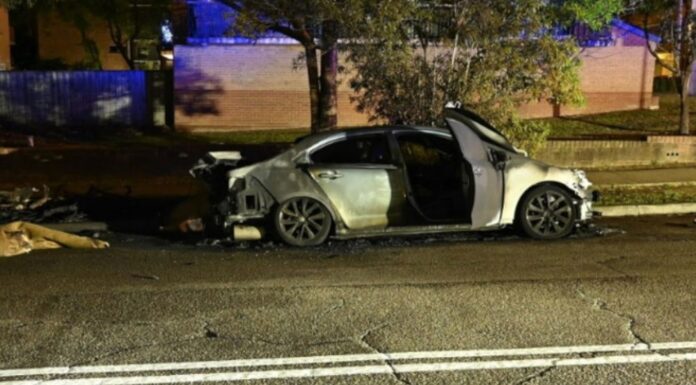노스 라이드 자택에서 오인 납치된 크리스 바그사리안, 생사 불투명 The burnt-out car found on Good Street. (NSW Police)_9news