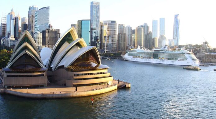 시드니 입항 크루즈선 폭행 혐의로 영국 남성 체포 A file photo of a ship at Sydney's Overseas Passenger Terminal. (Getty)_9news