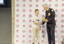 남부 시드니 소년, 어머니 생명 구한 용기상 수상 Jayden received a bravery award from Ambulance NSW for his heroic actions. (Nine)
