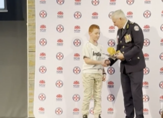 남부 시드니 소년, 어머니 생명 구한 용기상 수상 Jayden received a bravery award from Ambulance NSW for his heroic actions. (Nine)