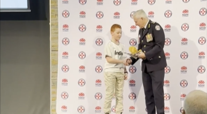 남부 시드니 소년, 어머니 생명 구한 용기상 수상 Jayden received a bravery award from Ambulance NSW for his heroic actions. (Nine)