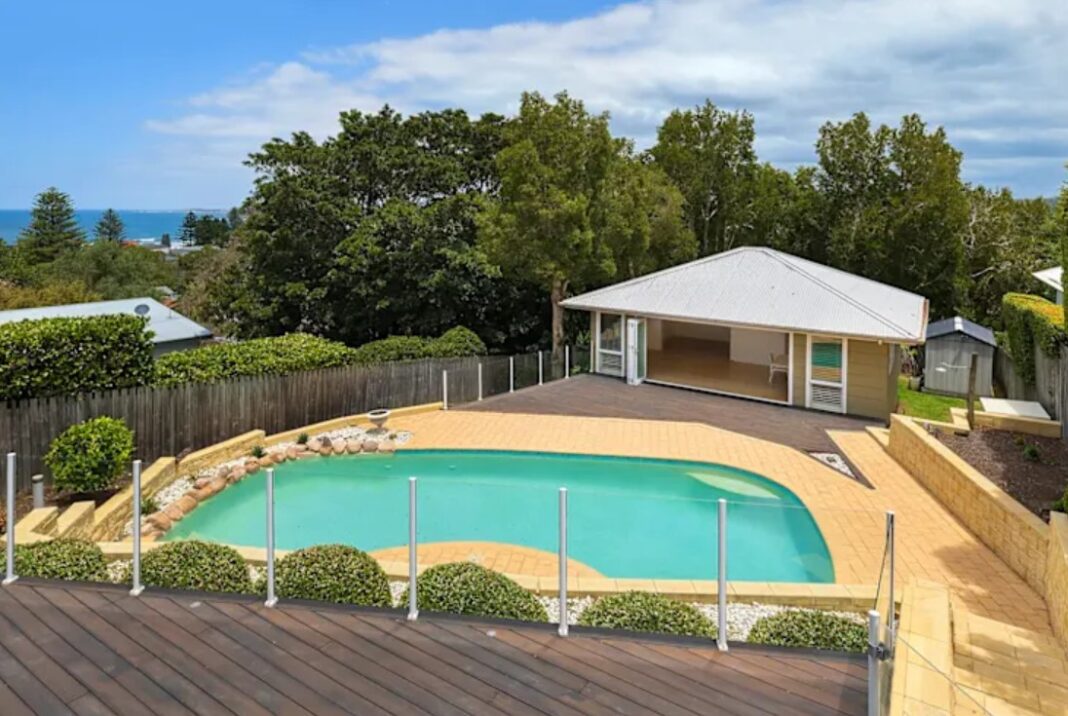 A listing in Hillcrest Avenue, Mona Vale, with price hopes of about $6 million comes with a granny flat that some prospective buyers want to use as an office.CreditRaine & Horne Northern Beaches_smh.com.au