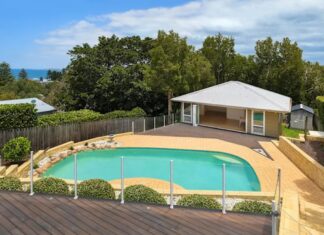 호주 다세대 주거공간 그래니 플랫 인기 A listing in Hillcrest Avenue, Mona Vale, with price hopes of about $6 million comes with a granny flat that some prospective buyers want to use as an office.CreditRaine & Horne Northern Beaches_smh.com.au