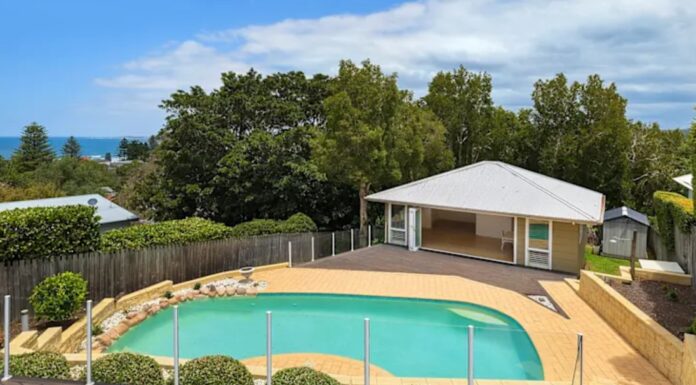 호주 다세대 주거공간 그래니 플랫 인기 A listing in Hillcrest Avenue, Mona Vale, with price hopes of about $6 million comes with a granny flat that some prospective buyers want to use as an office.CreditRaine & Horne Northern Beaches_smh.com.au