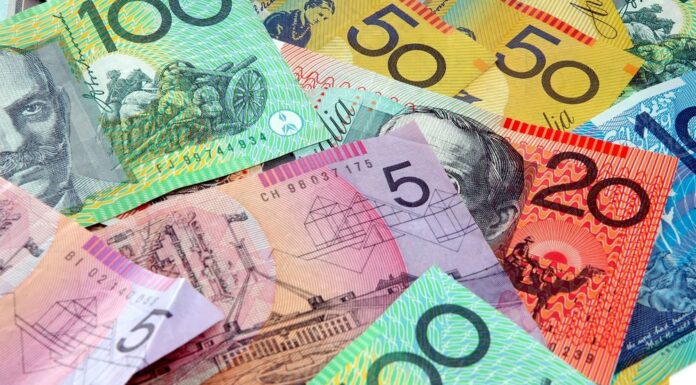 호주 연방 정부, 새로운 법안 초안 발표… “소비자 의사 결정 왜곡하는 유해한 사업 행위 근절” Australians could soon be freed from the pain of hidden transaction fees under new draft laws announced today. (Getty)_9news