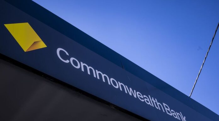 호주 커먼웰스 은행 300명 감원 계획 발표에 노조 강력 반발 CBA chief Matt Comyn announced today a $90 million Future Workforce Program to up-skill employees and help the bank prepare for change, in particular due to the impact of AI. (Wayne Taylor)