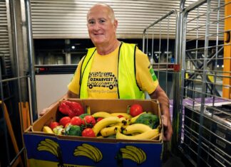 호주인 평균 63.8세에 조기 은퇴 Ex-Qantas captain Geoff Blore now volunteers for OzHarvest Newcastle.Chris Elfes_Sydney morning Herald