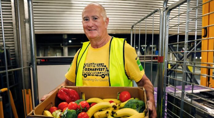 호주인 평균 63.8세에 조기 은퇴 Ex-Qantas captain Geoff Blore now volunteers for OzHarvest Newcastle.Chris Elfes_Sydney morning Herald