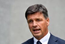 반 이민 선봉장 원 네이션당 승승장구 Newly elected Opposition leader Angus Taylor has said his party's first priority is restoring the standard of living in Australia. Source AAP MICK TSIKASAAPIMAGE