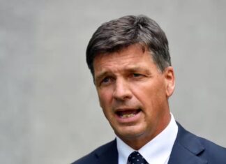 반 이민 선봉장 원 네이션당 승승장구 Newly elected Opposition leader Angus Taylor has said his party's first priority is restoring the standard of living in Australia. Source AAP MICK TSIKASAAPIMAGE