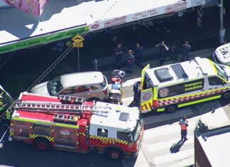 시드니 ‘묻지마’ 칼부림 발생, 1명 사망 2명 중태… 20대 남성 살인 혐의 기소 Paramedics, police and fire crews are all responding to an alleged stabbing at Terminal Place in Merrylands. (9News)