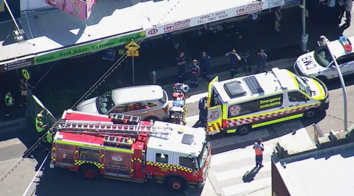 시드니 ‘묻지마’ 칼부림 발생, 1명 사망 2명 중태… 20대 남성 살인 혐의 기소 Paramedics, police and fire crews are all responding to an alleged stabbing at Terminal Place in Merrylands. (9News)