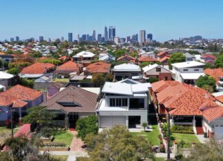 호주 금리 인상에도 전국적인 부동산 가격 상승세 지속 Property values in Perth have jumped by 18.5 per cent in the last 12 months, with standalone houses now exceeding $1 million for the first time. (Getty ImagesiStockphoto)_9news