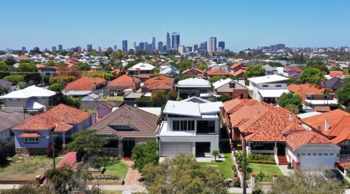 호주 금리 인상에도 전국적인 부동산 가격 상승세 지속 Property values in Perth have jumped by 18.5 per cent in the last 12 months, with standalone houses now exceeding $1 million for the first time. (Getty ImagesiStockphoto)_9news