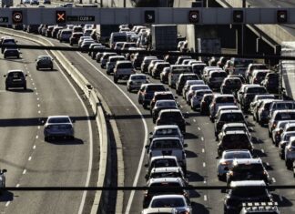 시드니 연료비 상승 우려, E10 사용 권장 Melbourne's Westgate freeway at dusk, people driving home (Getty)_9news