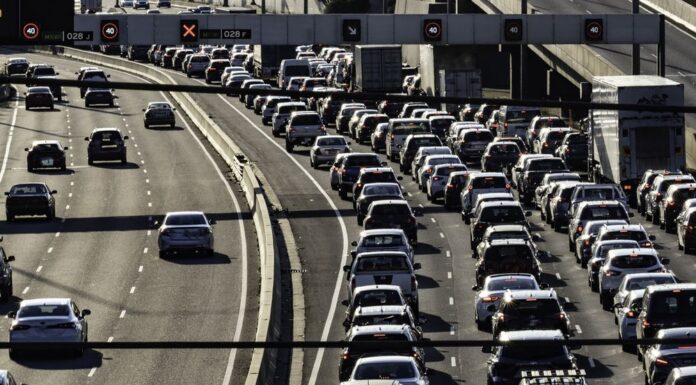 시드니 연료비 상승 우려, E10 사용 권장 Melbourne's Westgate freeway at dusk, people driving home (Getty)_9news