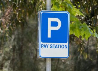 주차 벌금 완납했는데도 130달러 추가 요금에 호주운전자 면허 정지 통보 Andy received a $140 fine for overstaying a parking meter last year and was approved for a payment plan. (Getty)_9news