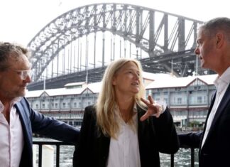 시드니 두 번째 대형 영화 스튜디오 건설 추진 Actor, director and producer Jeremy Sims (left) with co-founder of Made Up Stories Bruna Papandrea and Arts Minister John Graham (right)