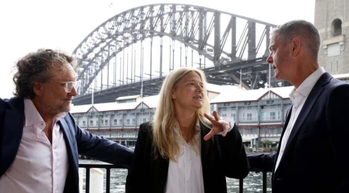 시드니 두 번째 대형 영화 스튜디오 건설 추진 Actor, director and producer Jeremy Sims (left) with co-founder of Made Up Stories Bruna Papandrea and Arts Minister John Graham (right)
