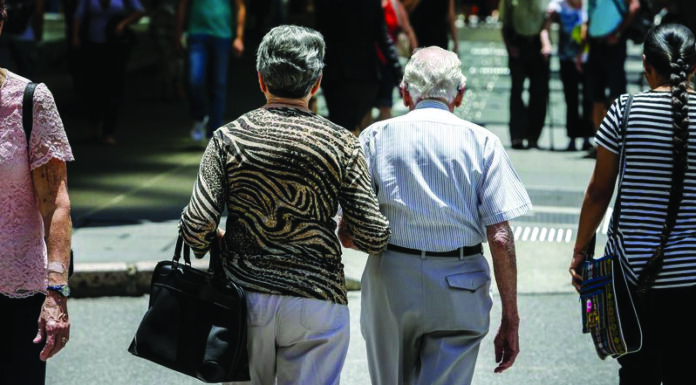 호주, 연금 개혁 법안 통과 임박…7월부터 시행예정 ASFA says increasing the LISTO threshold will deliver someone on $44,000 a year close to an extra $50,000 in their super balance by the time they retire. (Glenn HuntFairfax Media), 9NEWS