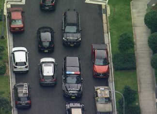 시드니 리드컴 주차장 총기 위협 사건 Police have swarmed a street in Sydney's west after a woman was allegedly threatened by a man with a gun. (9News)