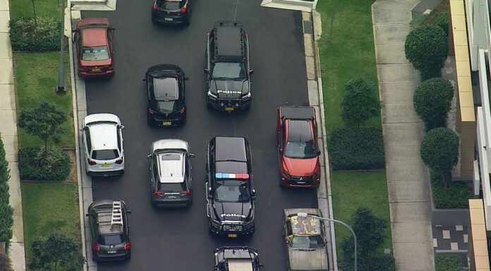 시드니 리드컴 주차장 총기 위협 사건 Police have swarmed a street in Sydney's west after a woman was allegedly threatened by a man with a gun. (9News)