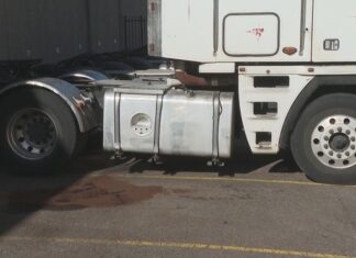 시드니 기름값 고통 심화되면서 주유 도주 급증 A 43-year-old is accused of siphoning fuel from a truck into a large tank in the back of his van in Milperra. (9News)