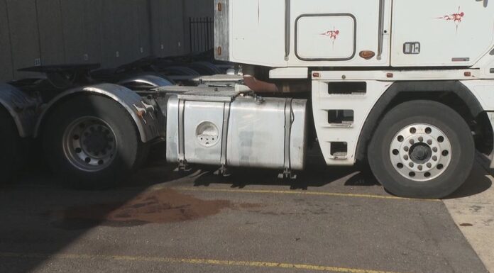 시드니 기름값 고통 심화되면서 주유 도주 급증 A 43-year-old is accused of siphoning fuel from a truck into a large tank in the back of his van in Milperra. (9News)