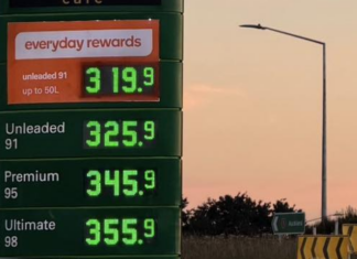 뉴질랜드 휘발유 가격 급등, 리터당 3달러 돌파 In New Zealand, petrol prices have soared well past $NZ3 a litre for regular unleaded. (Facebook)_9news