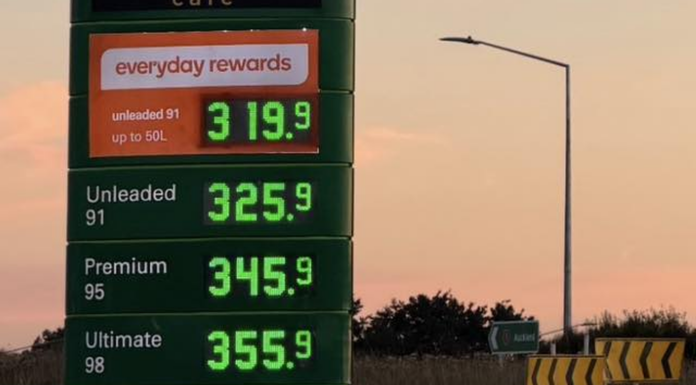 뉴질랜드 휘발유 가격 급등, 리터당 3달러 돌파 In New Zealand, petrol prices have soared well past $NZ3 a litre for regular unleaded. (Facebook)_9news