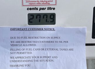 연료 위기 속 NSW 일부 주유소, 50리터 제한 시행 A bowser showing the cost of diesel at a petrol station in Balranald, NSW at 312.9 cents per litre with a homemade sign limiting the amount per person to 150 litres. (Photo Jason South) (Supplied Nine)