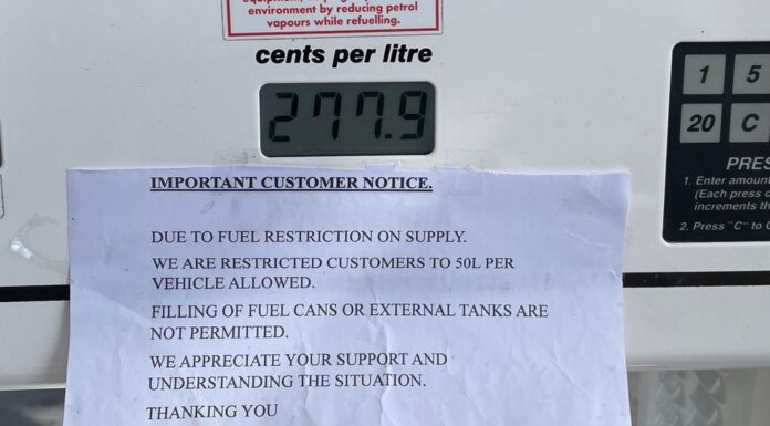 연료 위기 속 NSW 일부 주유소, 50리터 제한 시행 A bowser showing the cost of diesel at a petrol station in Balranald, NSW at 312.9 cents per litre with a homemade sign limiting the amount per person to 150 litres. (Photo Jason South) (Supplied Nine)