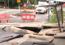 시드니 노스 쇼어, 파이프 파열로 수천 가구 단수 및 주택 피해 발생 A burst main ruptured the footpath and parts of Grasmere Road. (Nine)