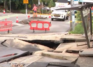 시드니 노스 쇼어, 파이프 파열로 수천 가구 단수 및 주택 피해 발생 A burst main ruptured the footpath and parts of Grasmere Road. (Nine)