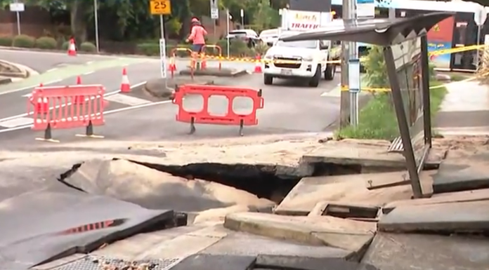 시드니 노스 쇼어, 파이프 파열로 수천 가구 단수 및 주택 피해 발생 A burst main ruptured the footpath and parts of Grasmere Road. (Nine)