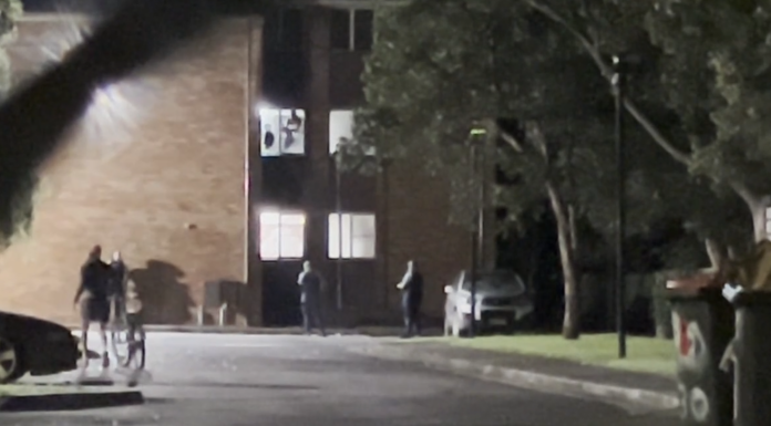 시드니 서부에서 차량 추격전 후 2시간 동안의 포위전 끝에 남성 기소 Police were forced to wait until 5am to arrest the alleged driver of the car. (Nine)