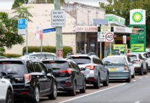 호주 NSW·QLD 지역 주유소 연료 부족 사태 Long queues forming at a BP petrol station in Mascot. (AFR)_9NEWS