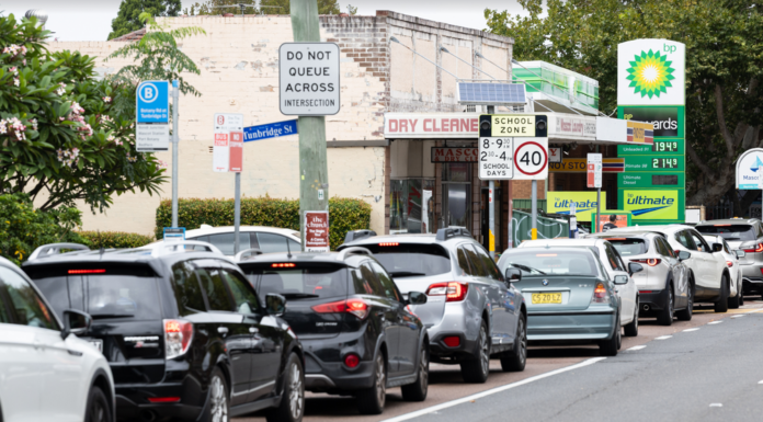 호주 NSW·QLD 지역 주유소 연료 부족 사태 Long queues forming at a BP petrol station in Mascot. (AFR)_9NEWS