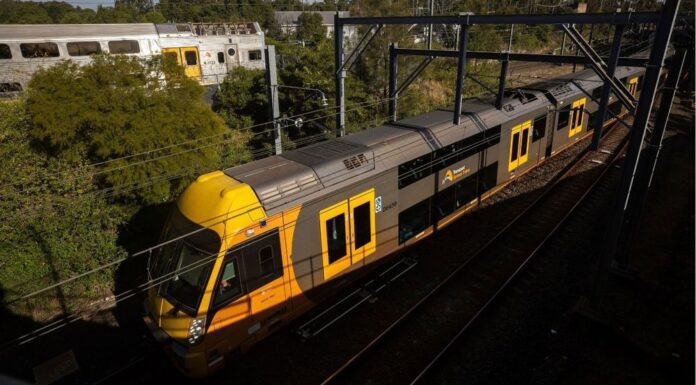 NSW 시드니, 연료 위기 속 대중교통 요금 면제 요구 With diesel reaching above $3 a litre in some parts of the country, and unleaded not too far behind, more people are using public transport to commute to and from work. (Sitthixay Ditthavong)_9news