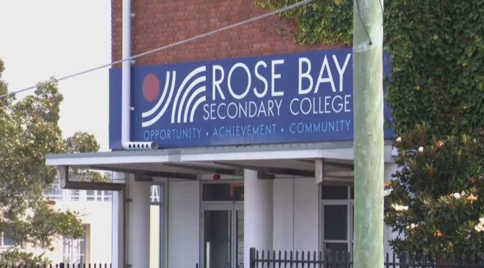 시드니, 학교에서 학생 상대 에어건 발사 사건 발생 A student was arrested in Rose Bay following reports of an air gun being fired. (Nine)