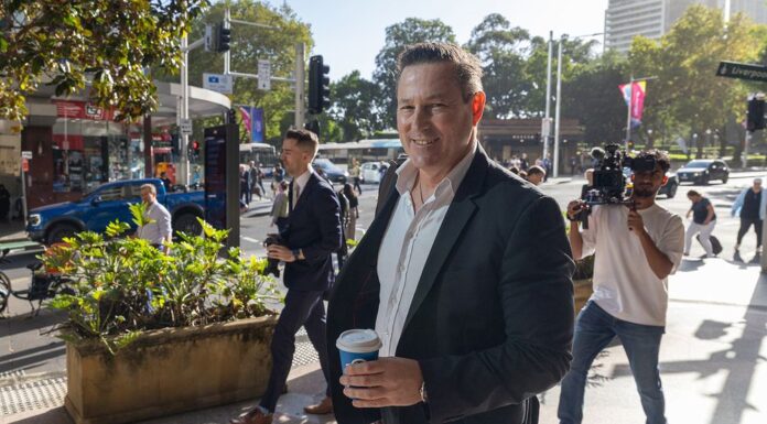 호주 거주 중국계 사업가, ‘중국 스파이 자산’ 유죄 평결… Alexander Csergo arrives at Downing Centre District Court. (Sitthixay Ditthavong)_9news