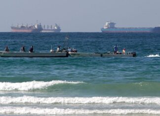 호주 S&P/ASX200 급락…중동 긴장에 투자자 불안 Iran's Revolutionary Guard moved to close the Strait of Hormuz earlier this week. (AP)_9NEWS