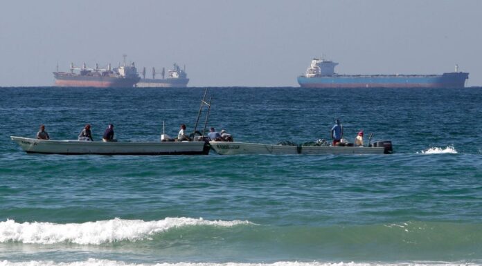 호주 S&P/ASX200 급락…중동 긴장에 투자자 불안 Iran's Revolutionary Guard moved to close the Strait of Hormuz earlier this week. (AP)_9NEWS