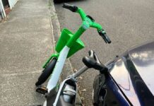 시드니 운전자, 전기자전거로 차량 손상에 불만 The motorist said their car was scratched by a Lime bike which they found parked against their vehicle. (Supplied)_9news