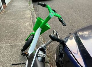 시드니 운전자, 전기자전거로 차량 손상에 불만 The motorist said their car was scratched by a Lime bike which they found parked against their vehicle. (Supplied)_9news