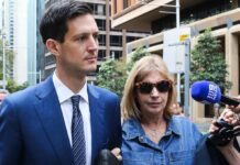 시드니 전 의원, 아동 성범죄 일부 무죄·배심원 평결 불발 Mr Amon did not say anything to the awaiting media on Monday. Picture NewsWire Gaye Gerard_NEWS.COM.AU