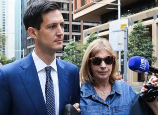시드니 전 의원, 아동 성범죄 일부 무죄·배심원 평결 불발 Mr Amon did not say anything to the awaiting media on Monday. Picture NewsWire Gaye Gerard_NEWS.COM.AU