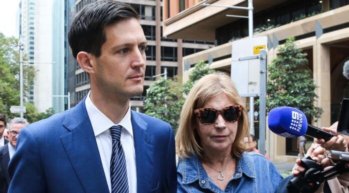 시드니 전 의원, 아동 성범죄 일부 무죄·배심원 평결 불발 Mr Amon did not say anything to the awaiting media on Monday. Picture NewsWire Gaye Gerard_NEWS.COM.AU