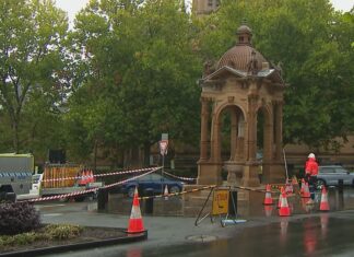 시드니 CBD 싱크홀로 학교·상점 피해 The nearby St Mary's Cathedral College was closed for the day. (Nine)